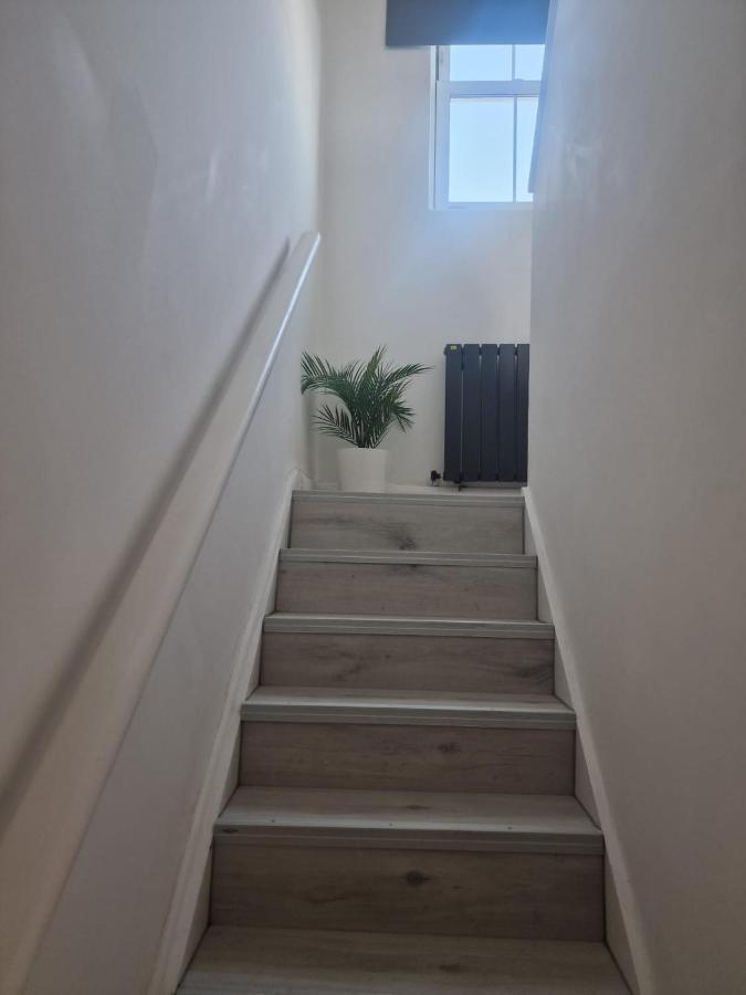Collier'S Wood En-Suite Apartments London Bagian luar foto