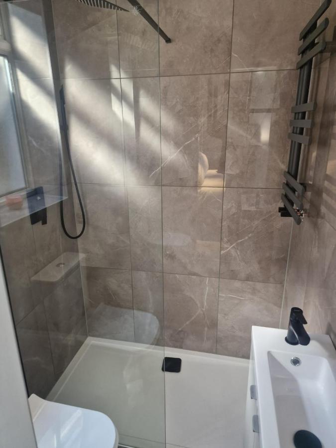 Collier'S Wood En-Suite Apartments London Bagian luar foto